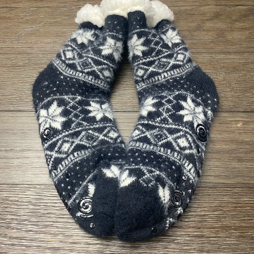 Mukluks Sherpa lined cabin socks  New Muk Luks Christmas socks black